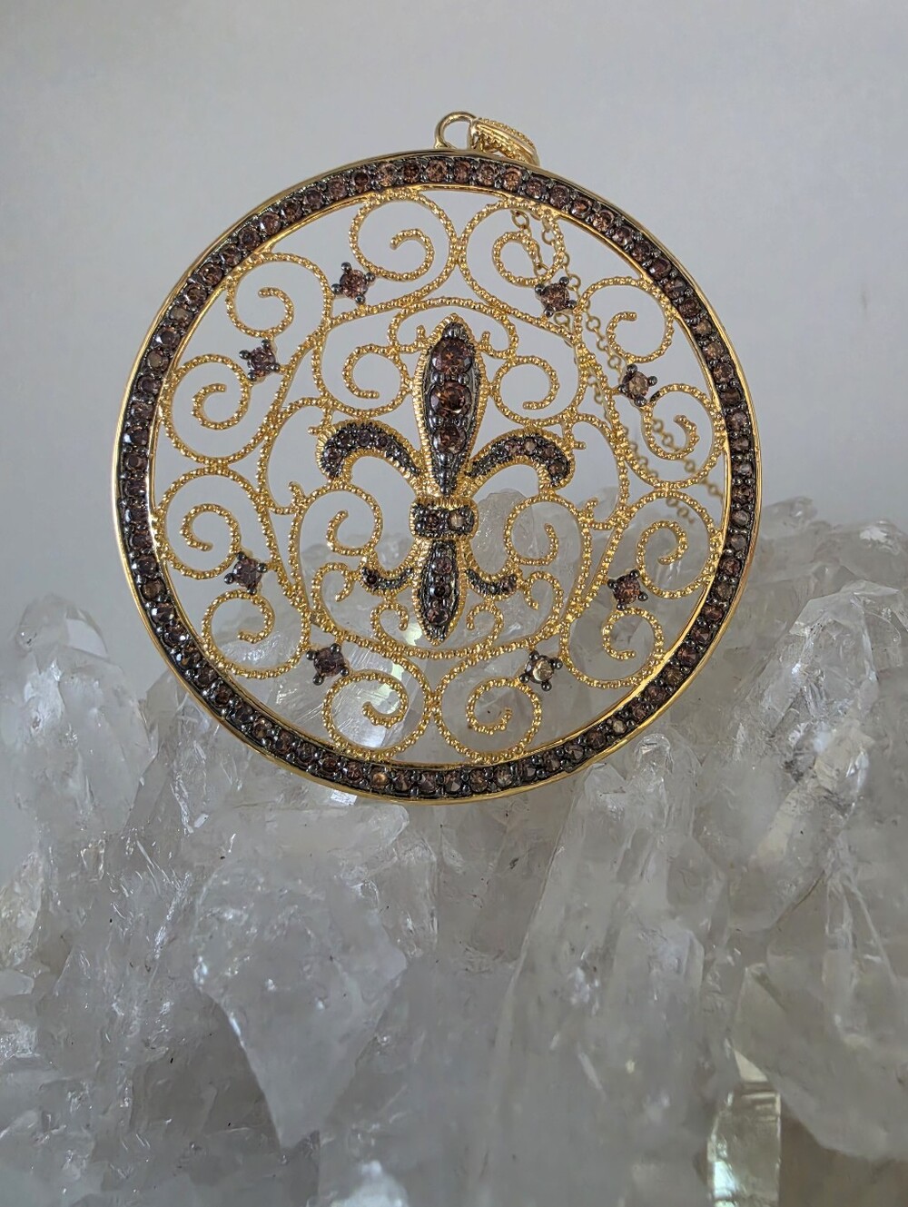 Vintage Fleur de Lis Vermeil Filigree Pendant with CZ & an 18" Vermeil Chain - Picture 14 of 14